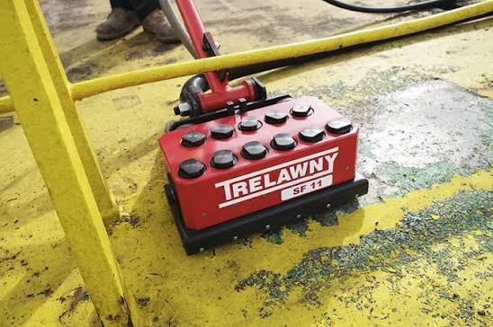 Detalhe do escarificador Trelawny SF11 sobre chapa de convés pintada de amarelo