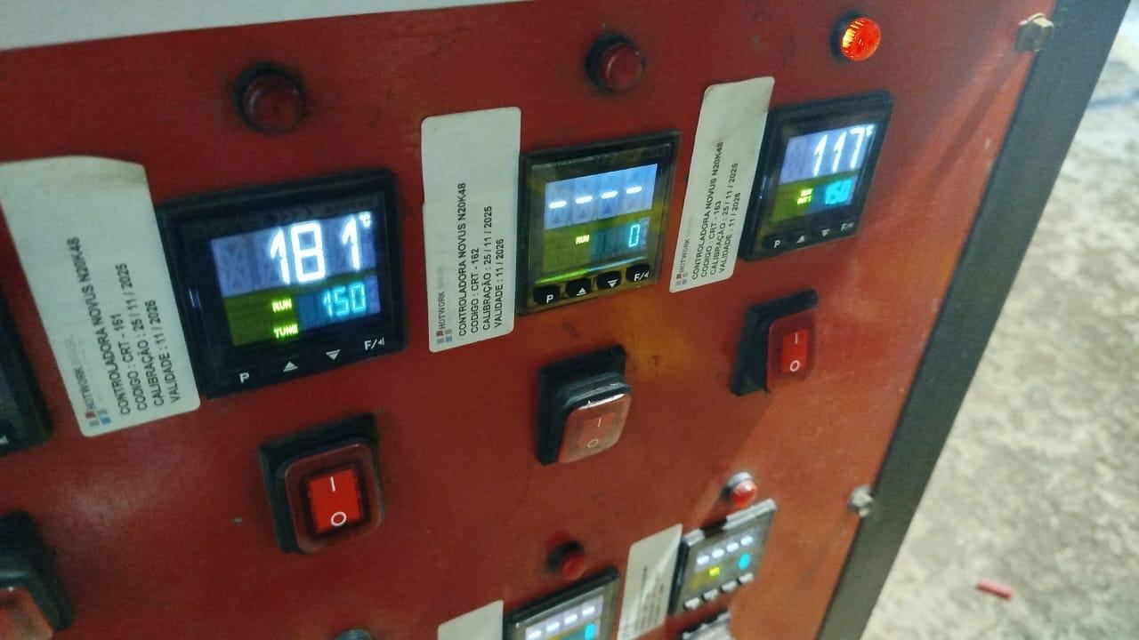 Painel de controladores de temperatura durante tratamento térmico, indicando 181°C