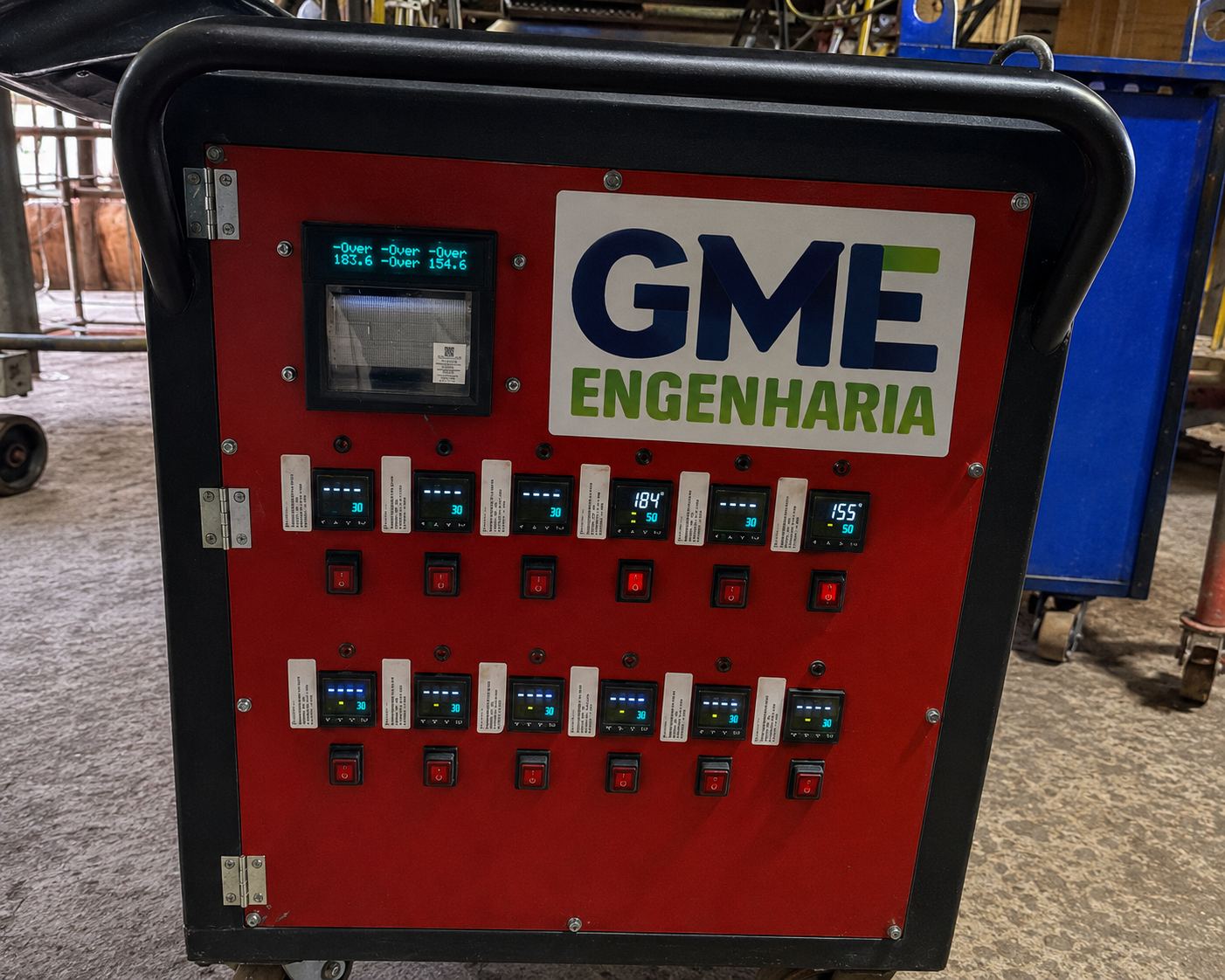 Painel de controle de equipamento de tratamento térmico com identificação GME Engenharia, múltiplos controladores de temperatura
