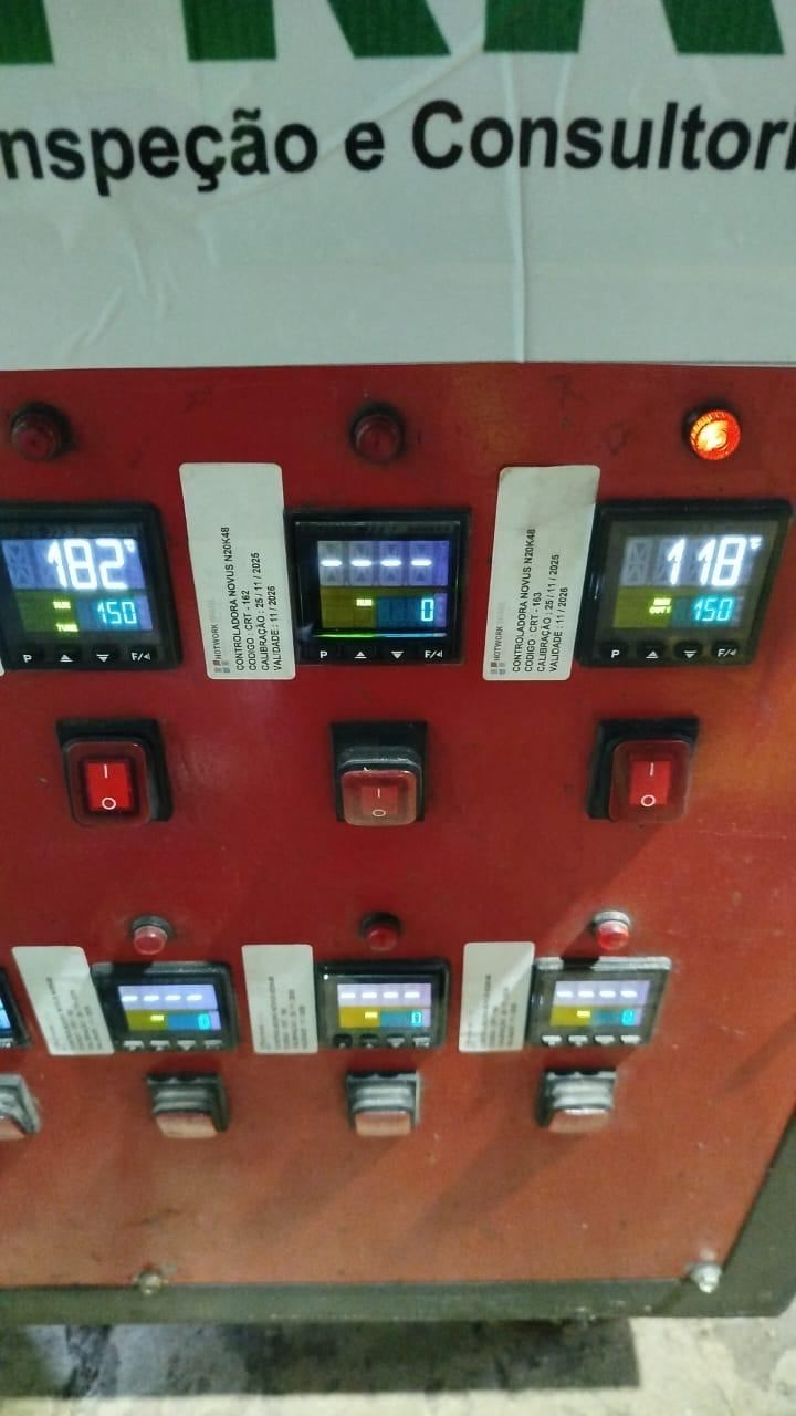Painel de controladores de temperatura indicando 182°C durante inspeção de tratamento térmico