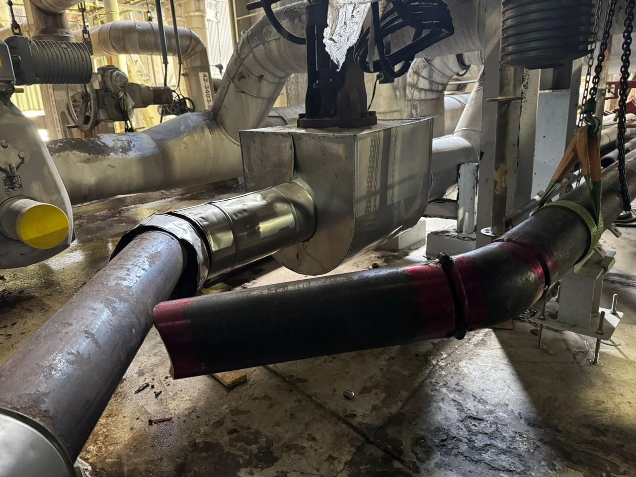 Conexão de tubulação industrial com mangote de tratamento térmico acoplado, cintas de içamento ao fundo